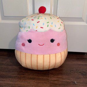 Clara the Cupcake 8"